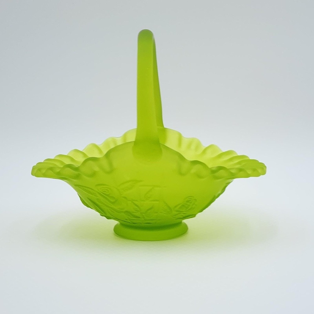 Vintage Westmoreland Lime Green Satin Glass Rose Trellis Basket Ruffled Rim - Picture 3 of 16